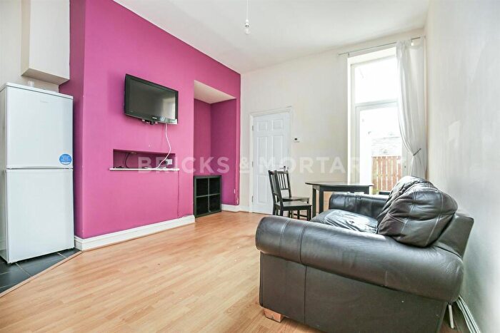 3 Bedroom Flat To Rent In (£ Pppw) Fairfield Road, Jesmond, NE2