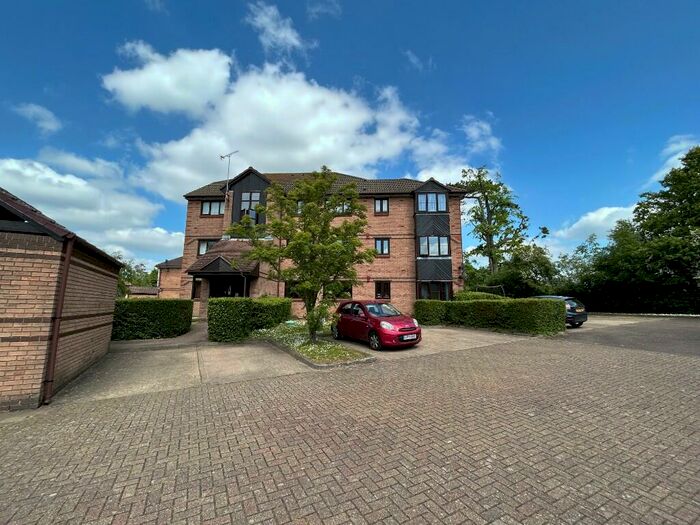 2 Bedroom Ground Flat To Rent In Bornedene, Potters Bar, Hertfordshire, EN6