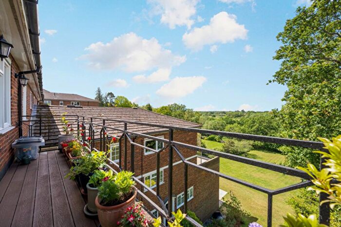 3 Bedroom Apartment For Sale In Oatlands Drive, Weybridge, KT13