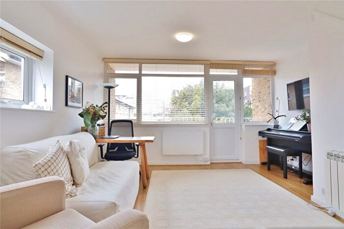 2 Bedroom Flat To Rent In Park Place, Woking, Surrey, GU22