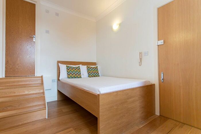 Studio To Rent In Flat, Golders Way, Golders Green, NW11