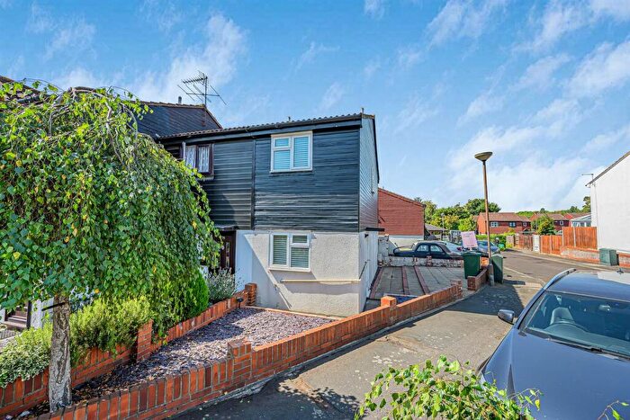 2 Bedroom End Of Terrace House For Sale In Mapleton Road, Chingford, E4