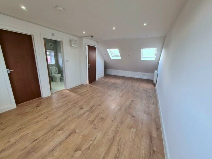 Studio To Rent In The Loning, London, NW9