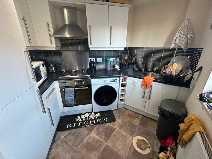 2 Bedroom Flat For Sale In Highfield Road, Dudley, DY2
