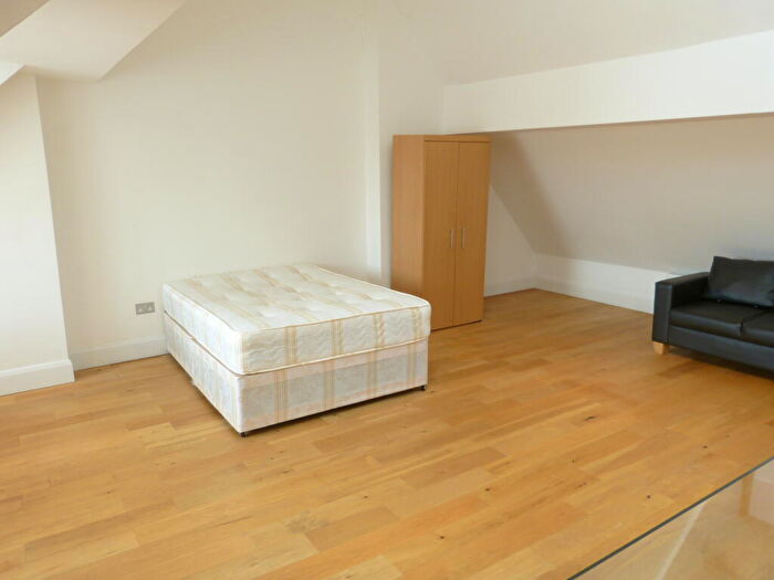 Apartment To Rent In Golders Way, London, NW11