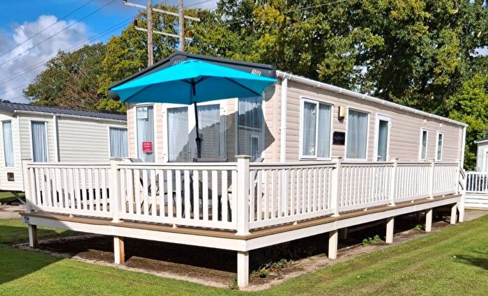 3 Bedroom Mobile/park Home For Sale In Sycamore, Hoburne Bashley, New Milton, Hampshire, BH25