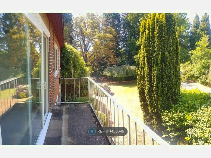 2 Bedroom Flat To Rent In Wendela Close, Woking, GU22