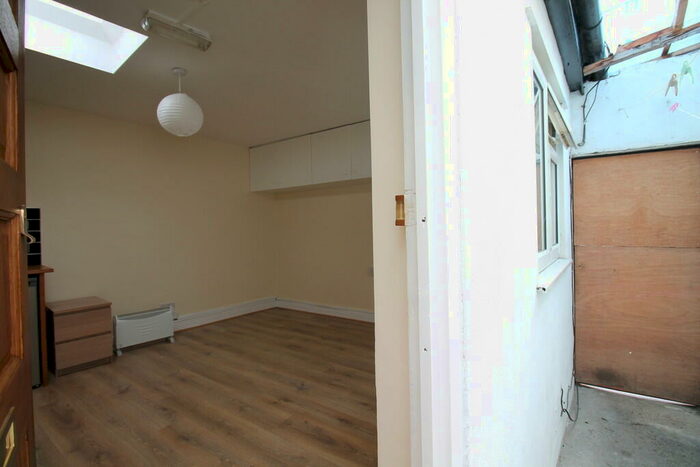 Studio To Rent In West Green Road, London, N15
