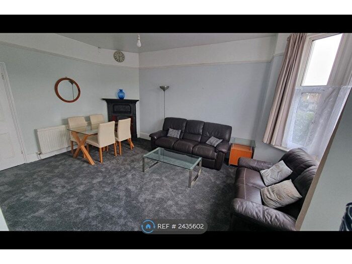 3 Bedroom Flat To Rent In Beechcroft Road, London, SW17