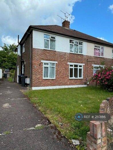 2 Bedroom Maisonette To Rent In Lyndhurst Gardens, Enfield, EN1