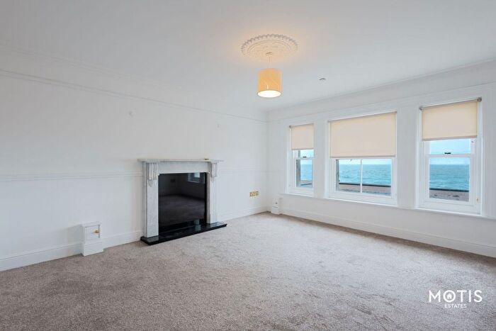2 Bedroom Flat To Rent In Marine Crescent, Folkestone, CT20
