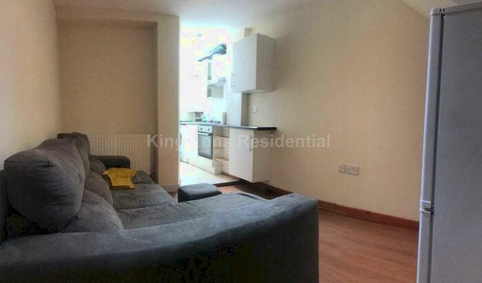 2 Bedroom Flat To Rent In Corporation Road, Cardiff, CF11