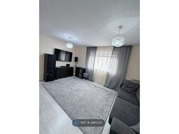 2 Bedroom Flat To Rent In Pear Tree Court, Ilford, IG2