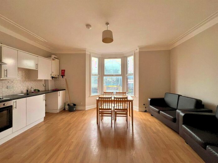 2 Bedroom House To Rent In Hoe Street, London, E17
