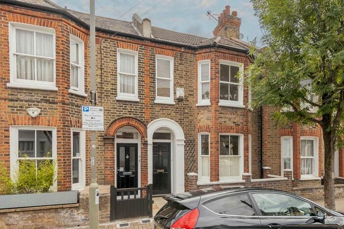 3 Bedroom Flat To Rent In Ingelow Road, London, SW8
