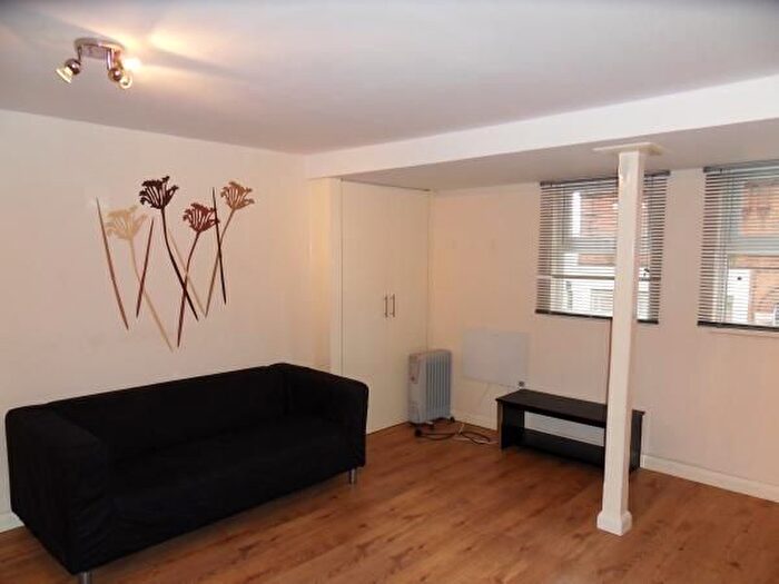 1 Bedroom Flat To Rent In High Street, Hounslow, TW3