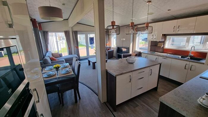 2 Bedroom Mobile/park Home For Sale In Warners Lane, Selsey, Chichester, PO20