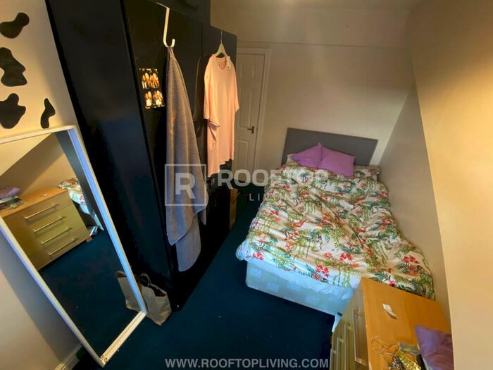 8 Bedroom House To Rent In Mayville Avenue, Leeds, LS6