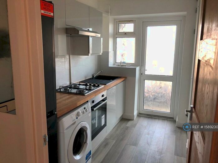 2 Bedroom Flat To Rent In Southbourne Court, London, NW9