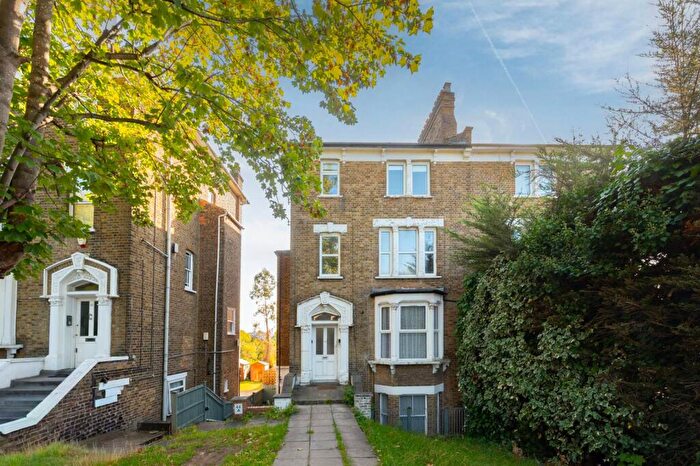 2 Bedroom Flat To Rent In Ravensbourne Park, Catford, London, SE6