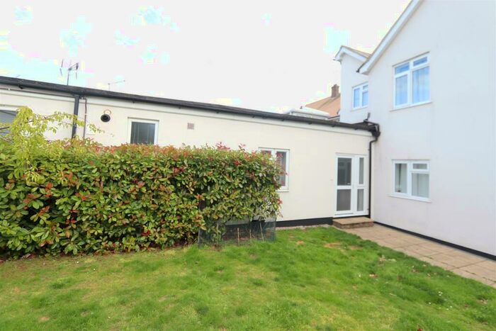 Flat To Rent In Rayleigh Road, Leigh-On-Sea, SS9