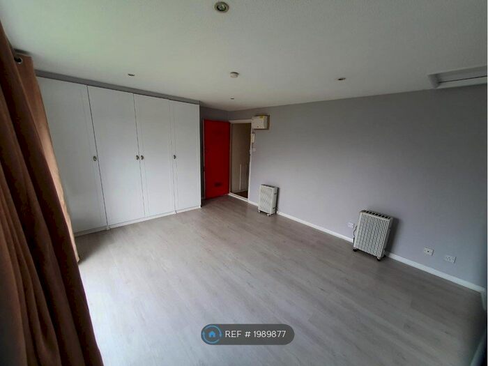 Studio To Rent In Shurland Ave, Herts, EN4