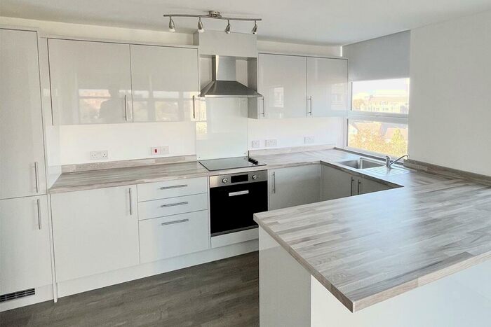 2 Bedroom Flat To Rent In Oldham Road, Manchester, Greater Manchester, M40