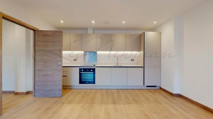 2 Bedroom Flat To Rent In Harvest Lane, Thames Ditton, KT7