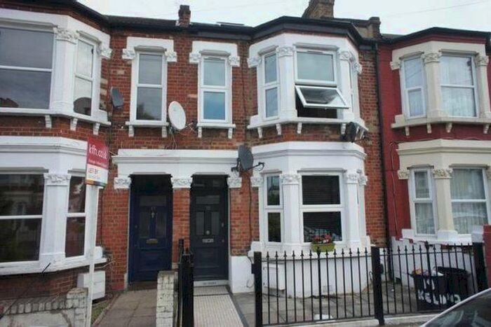 3 Bedroom Flat To Rent In Kellino Street, Tooting, SW17