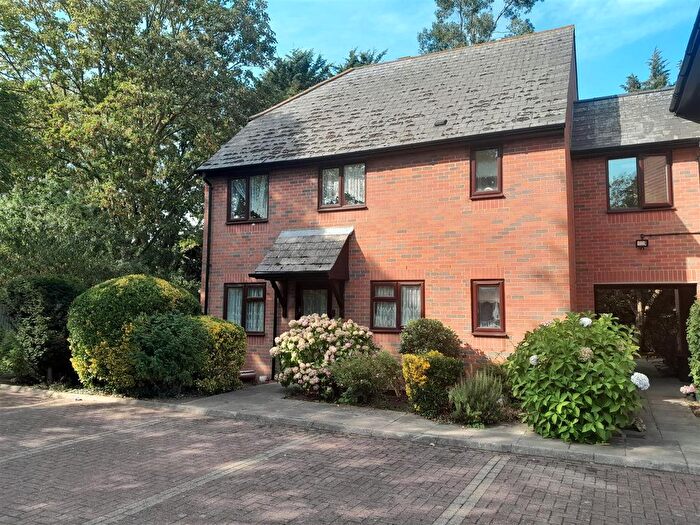2 Bedroom Flat For Sale In Westcombe Lodge Drive, Hayes, UB4