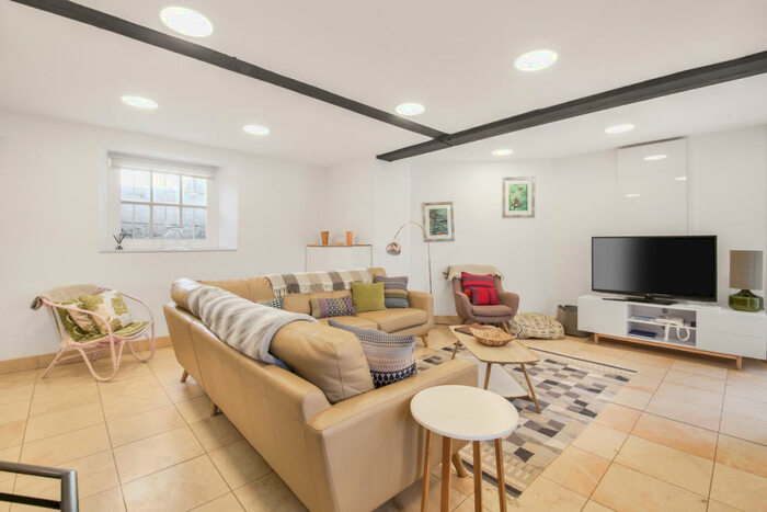 2 Bedroom Flat To Rent In Craven House, Hampton Court Road, KT8