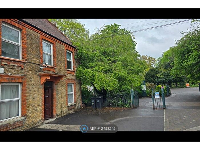 4 Bedroom Semi-Detached House To Rent In Winns Avenue, London, E17