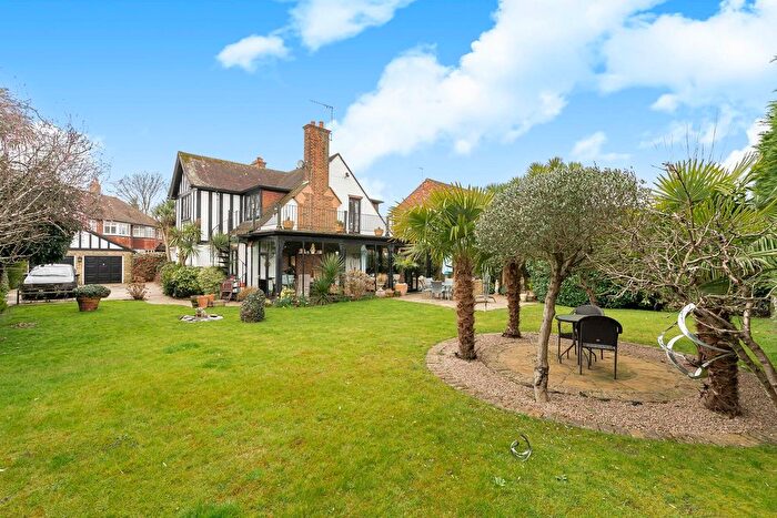 4 Bedroom Detached House For Sale In Meadway Close, Staines-Upon-Thames, TW18