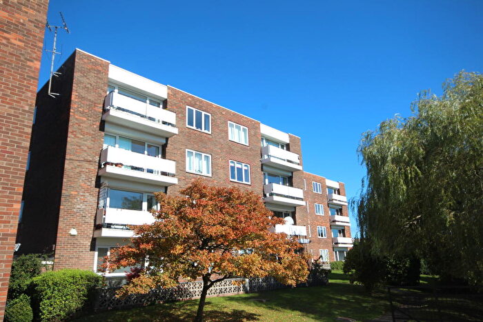 2 Bedroom Flat To Rent In Cedar Court, Westover Gardens, BS9