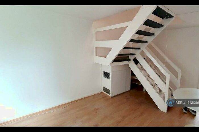 4 Bedroom Flat To Rent In John Parker Square, London, SW11