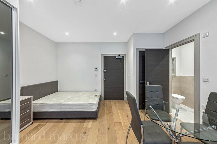 Flat To Rent In Lawrence Road, Tottenham, N15