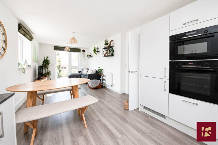 2 Bedroom Apartment For Sale In Coopers Hill, Bracknell, RG12