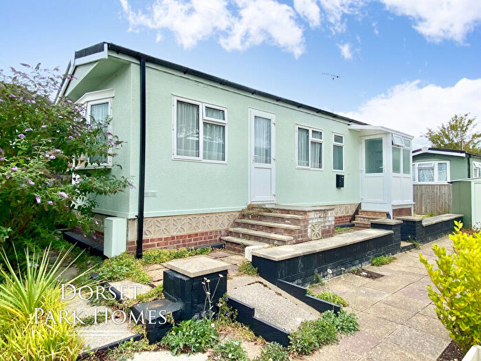 1 Bedroom Park Home For Sale In Doveshill Park, Barnes Road, Bournemouth, Dorset, BH10