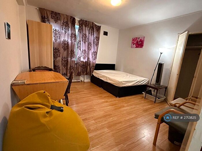 3 Bedroom Flat To Rent In Brae Court, Kingston Upon Thames, KT2