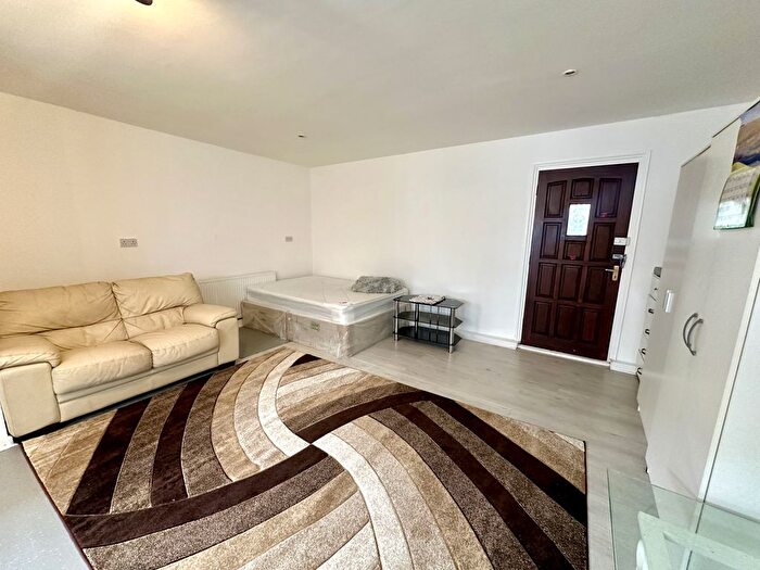 Studio To Rent In Greenland Crescent, Southall, UB2