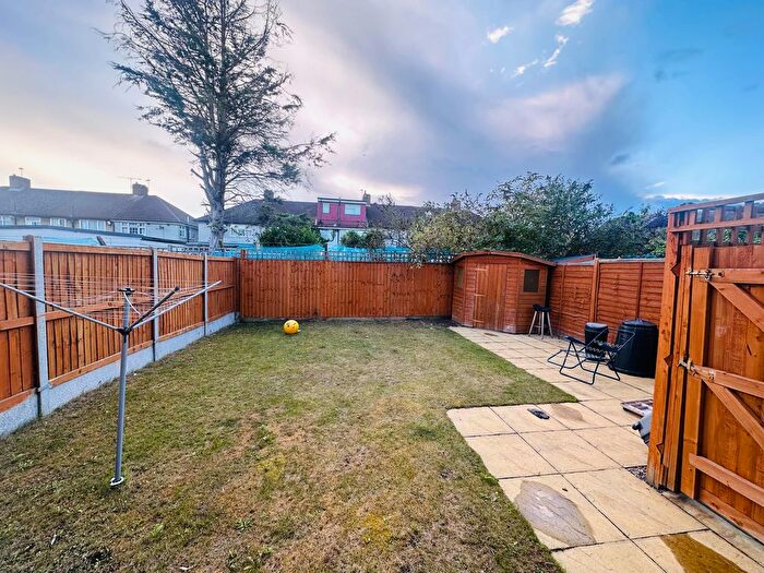 4 Bedroom Semi-Detached House To Rent In Off New North Road, Hainault, Barkingside, Clayhall, Ig8