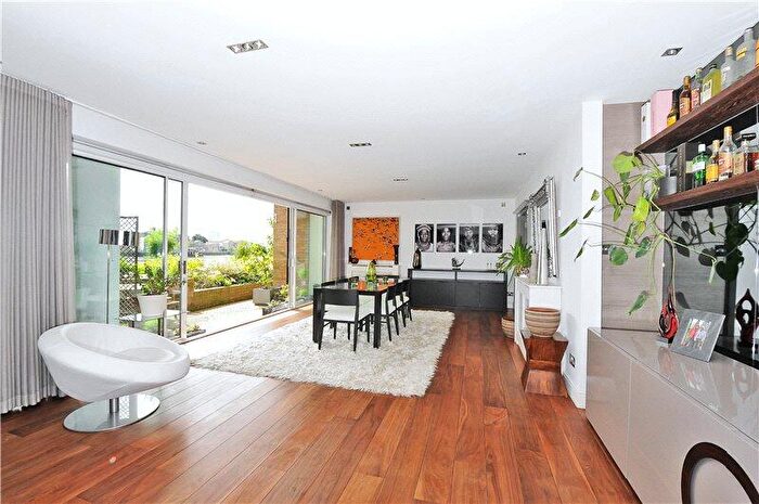 3 Bedroom Apartment To Rent In Wapping High Street, London, E1W