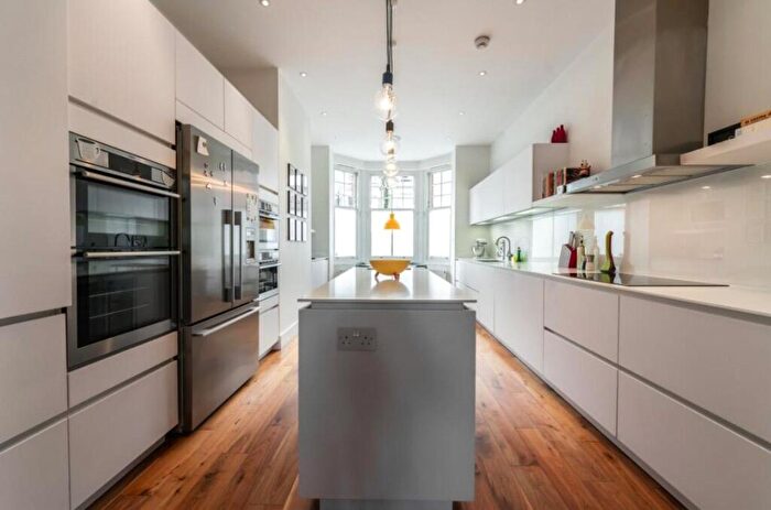 4 Bedroom Apartment To Rent In Bowling Green Lane, London, EC1R