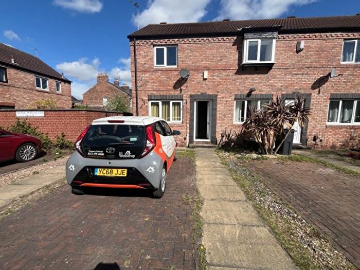 2 Bedroom Town House To Rent In Scaife Gardens, York, YO31