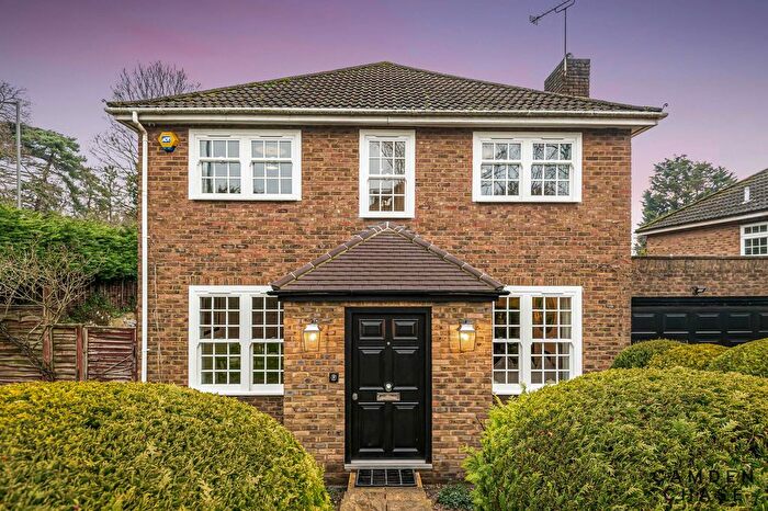 4 Bedroom Detached House For Sale In Greenacre Close, Hadley Highstone, EN5
