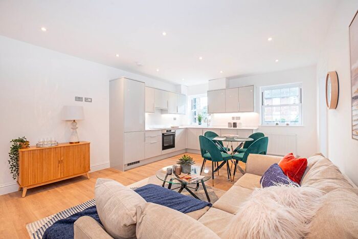 3 Bedroom Flat For Sale In Caterina Court, A Fairmead, Surbiton, KT5