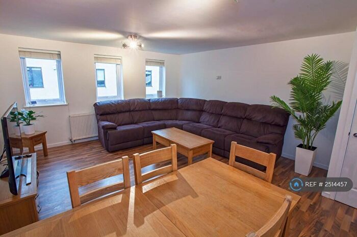 2 Bedroom Flat To Rent In St. Giles Close, Reading, RG1