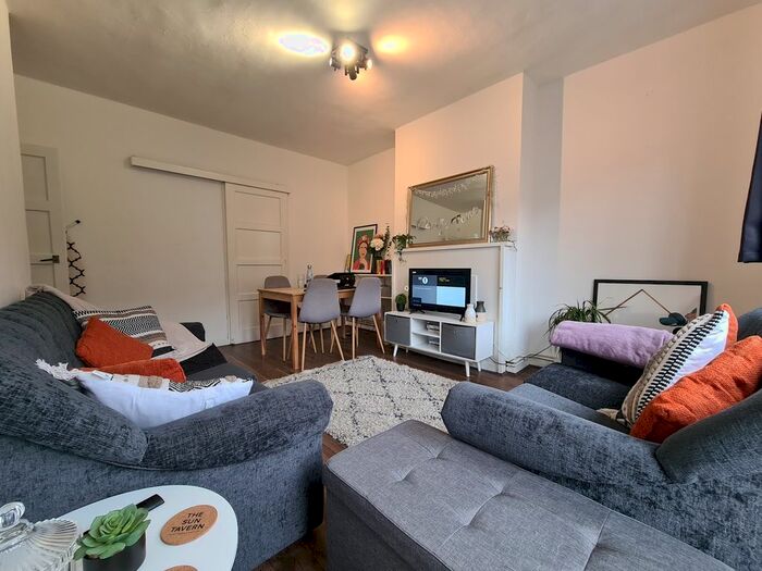 3 Bedroom Flat To Rent In Ellsworth Street, Bethnal Green, London, E2