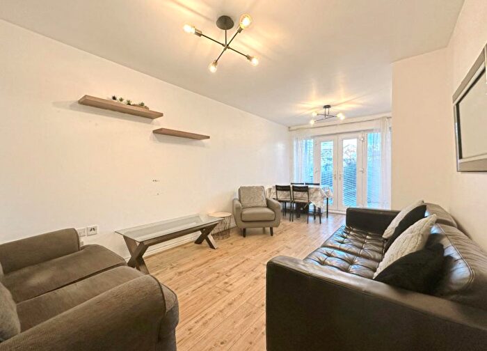 2 Bedroom Flat To Rent In Caxton Court, London, N12