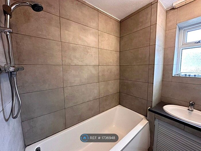 3 Bedroom Flat To Rent In Off East End Road, London, N2